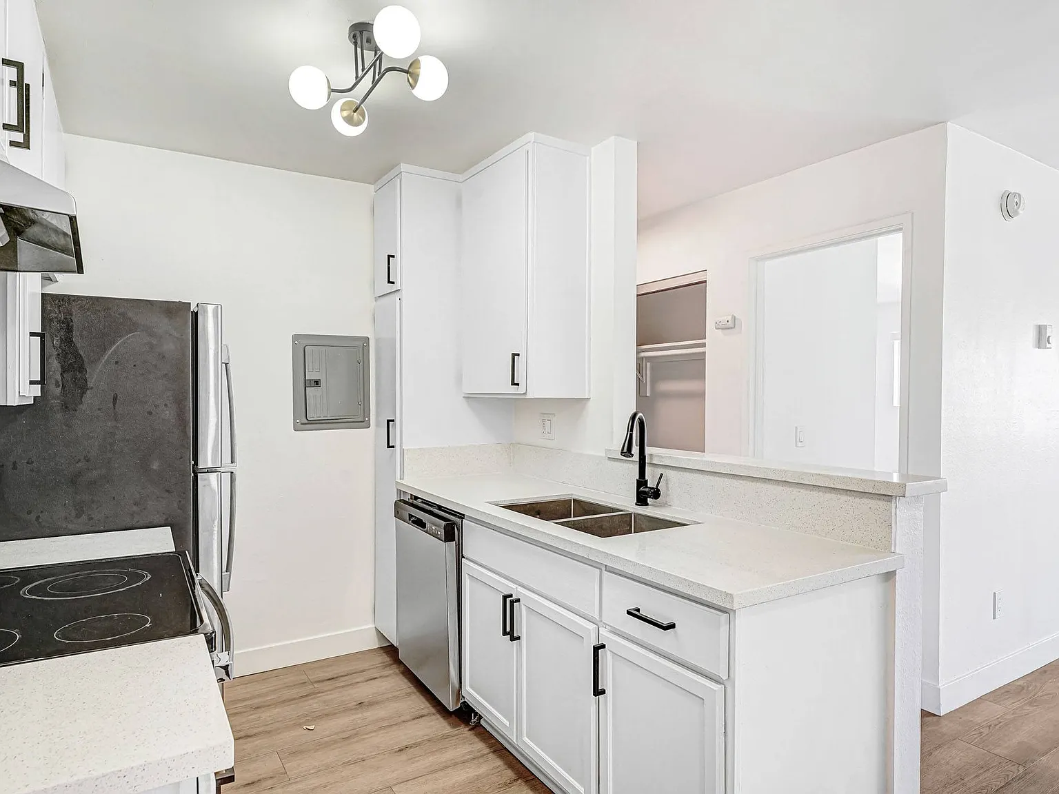 930 N Martel — Photo 3