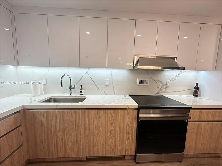 2301 Collins Ave #1421 — Photo 11