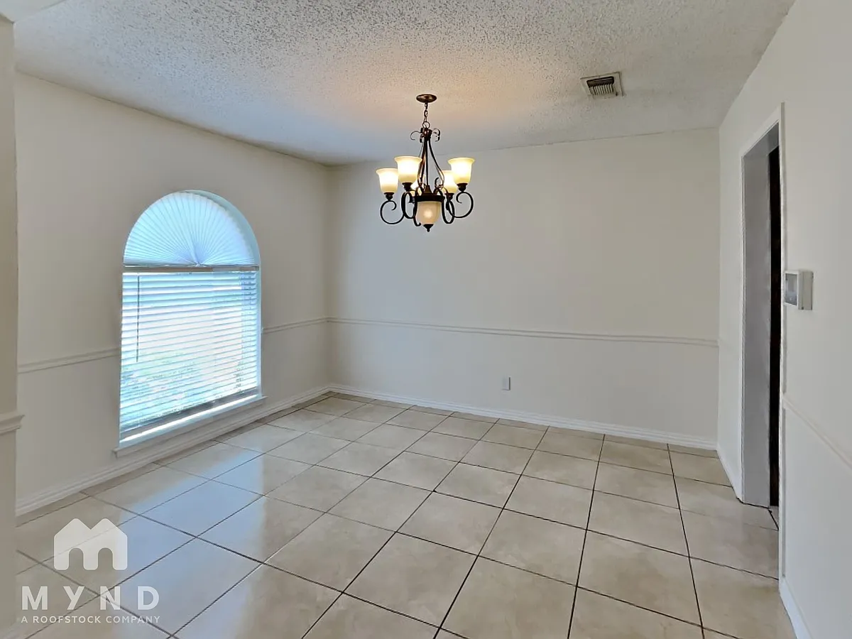 Building Photo - 2015 Arborcrest Dr