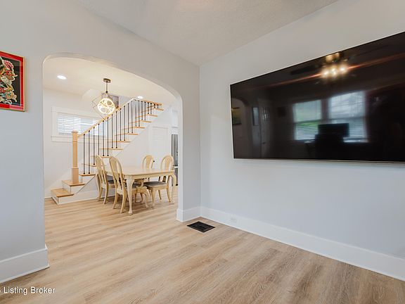 4th image of 2344 Lansdowne Ave