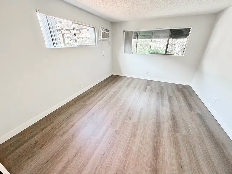 585 W Sierra Madre Blvd — Photo 39