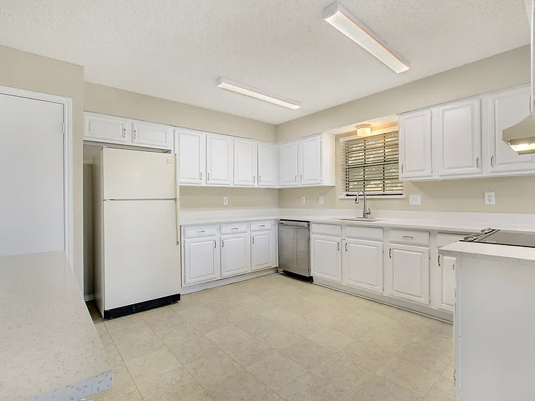 4115 San Mateo Dr — Photo 7