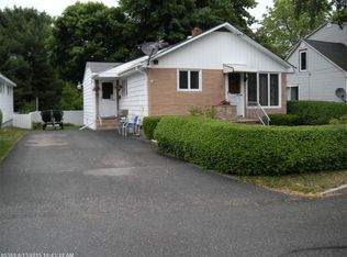 31 Flanders St, Auburn, ME 04210