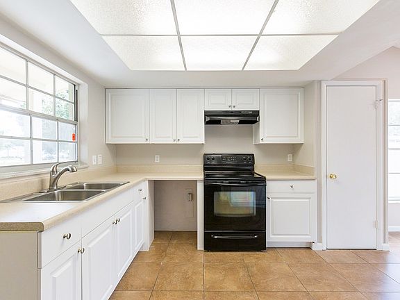 3rd image of 9044 Hickory Cir