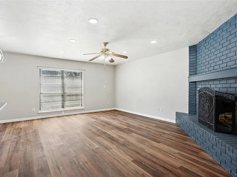 556 Hawthorne Dr — Photo 5