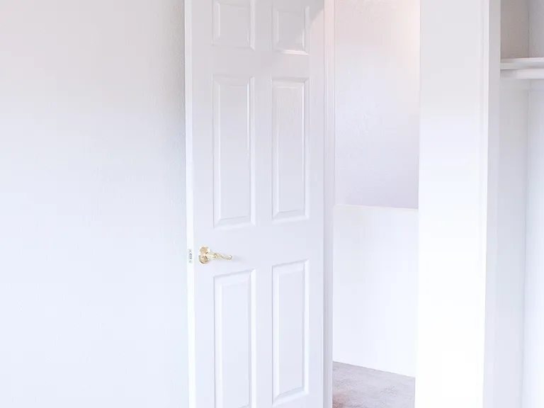 Middle bedroom entrance (2nd floor)
