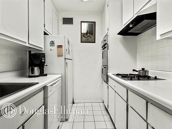 4th image of 118 E 60th St APT 18A