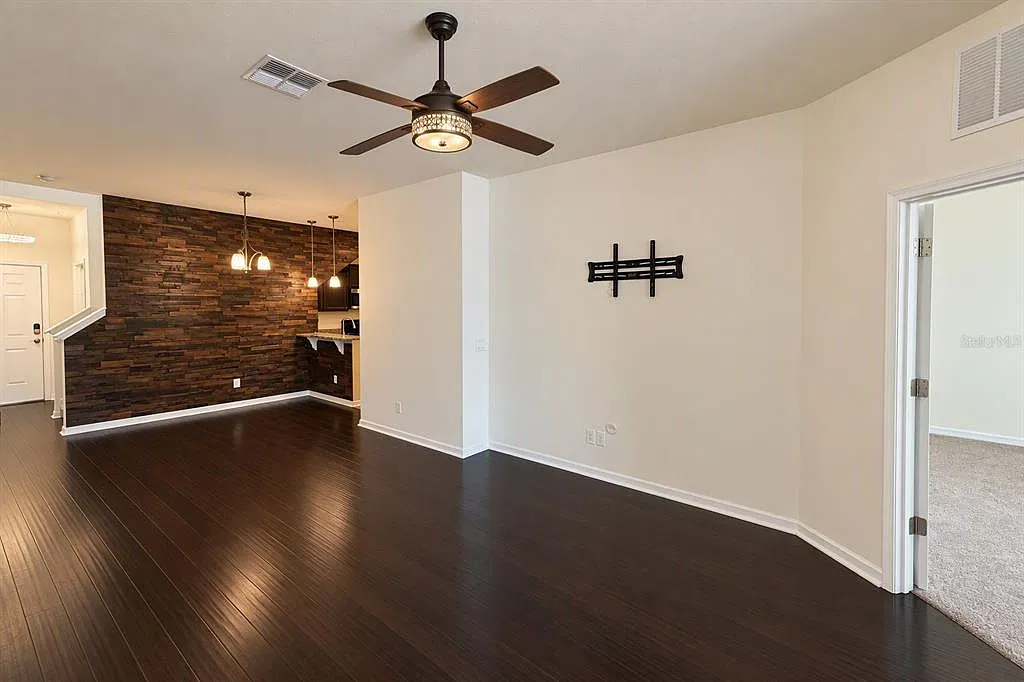 3 bed, 2.5 bath, 2067 sqft, $2,800 — Photo 3