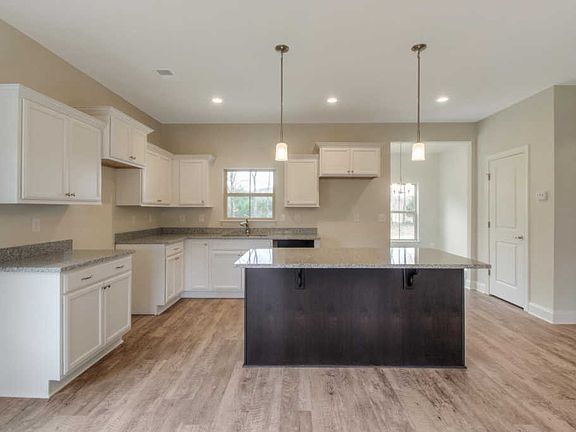 5th image of 620 Niagra Ln