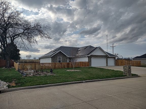 2nd image of 103 S Aspen St