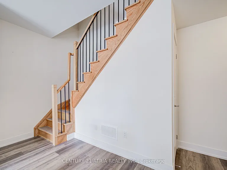 1 Bond Cres #1 — Photo 25
