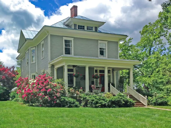 4 White St, Lexington, VA 24450