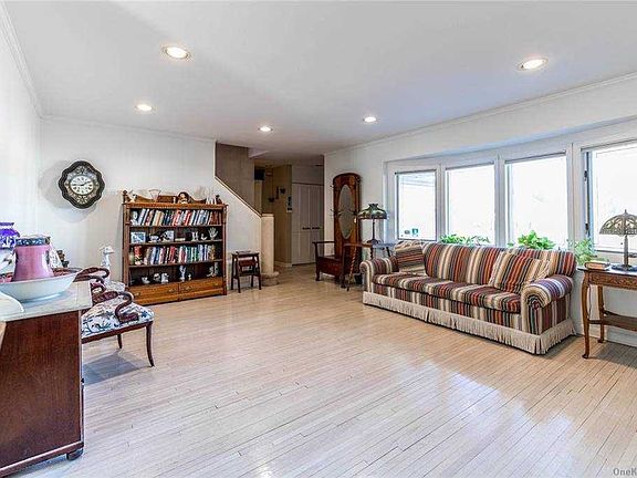 4th image of 17 Thompson Dr