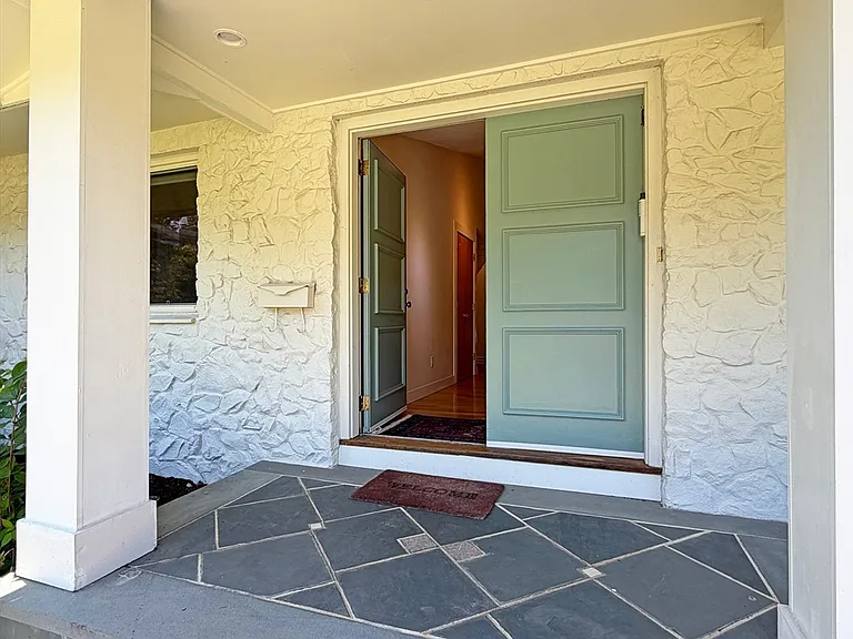 37 Stephen Pl — Photo 6
