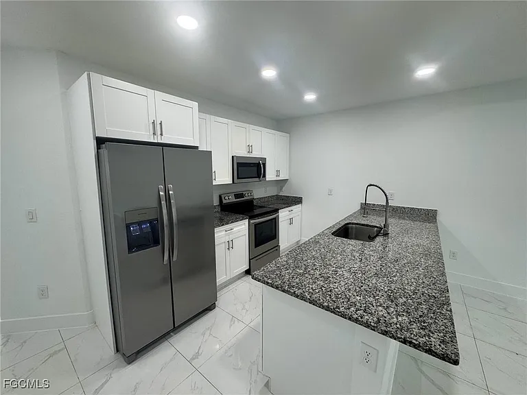 727 Gordon Ave S — Photo 3