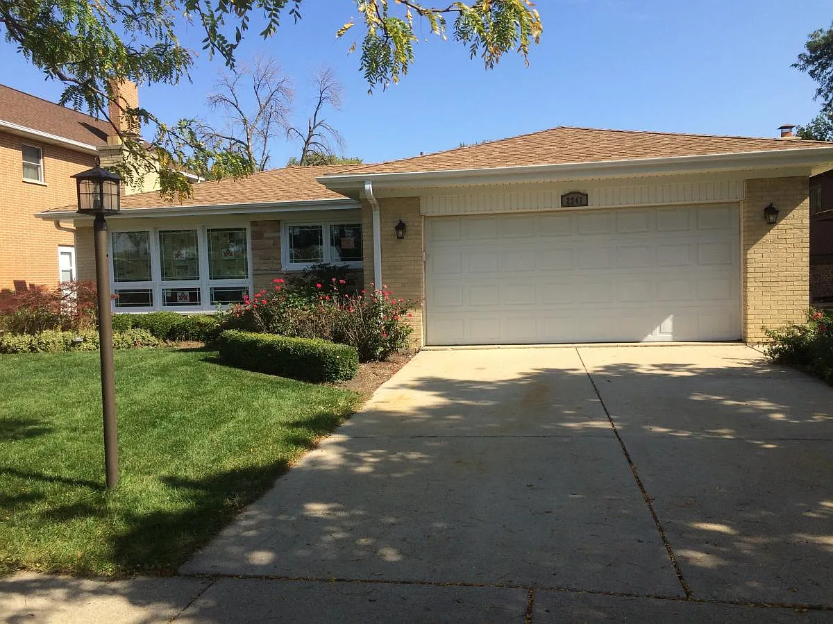 4 bed, 2.5 bath, 3200 sqft, $4,250 — Photo 2