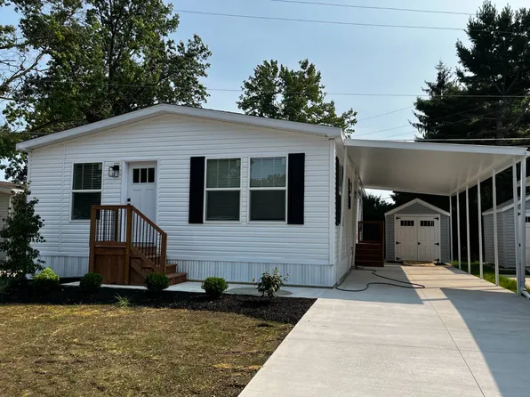 13 Greenhaven Dr, Olmsted Falls, OH 44138
