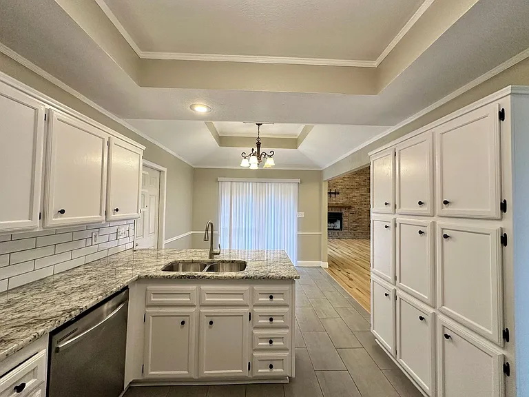 1818 Diana Ln — Photo 16