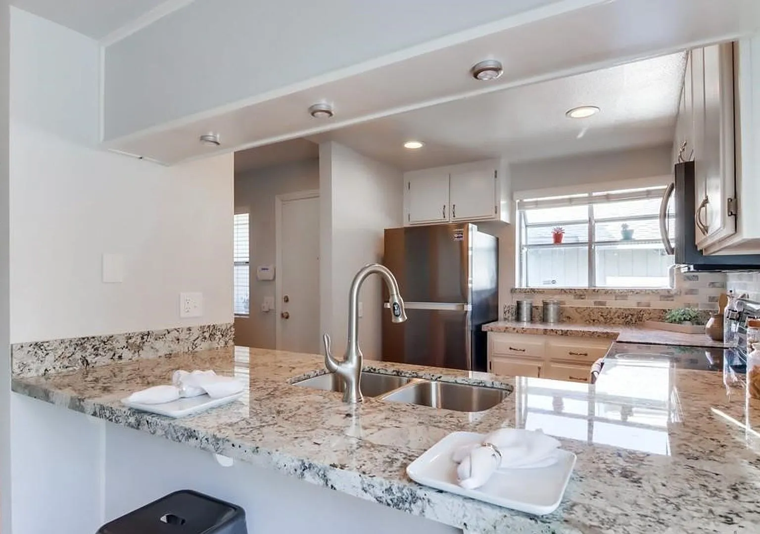 Spacious 2 Bedroom, 2.5 Bath Townhome - Pet Friendly with Modern Amenities! — Photo 3