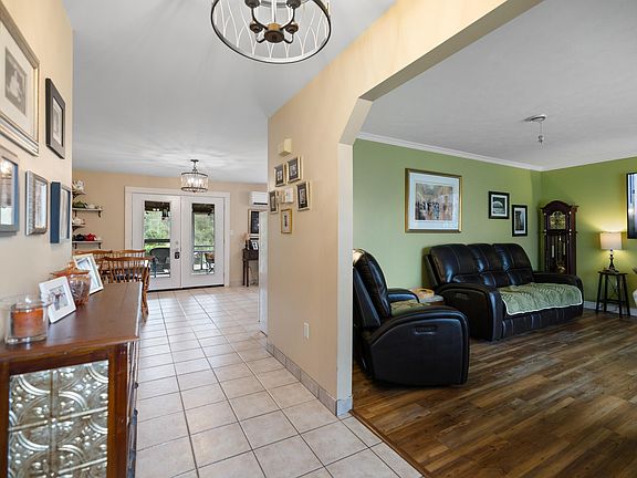 3rd image of 70 E Suffolk Road Ext