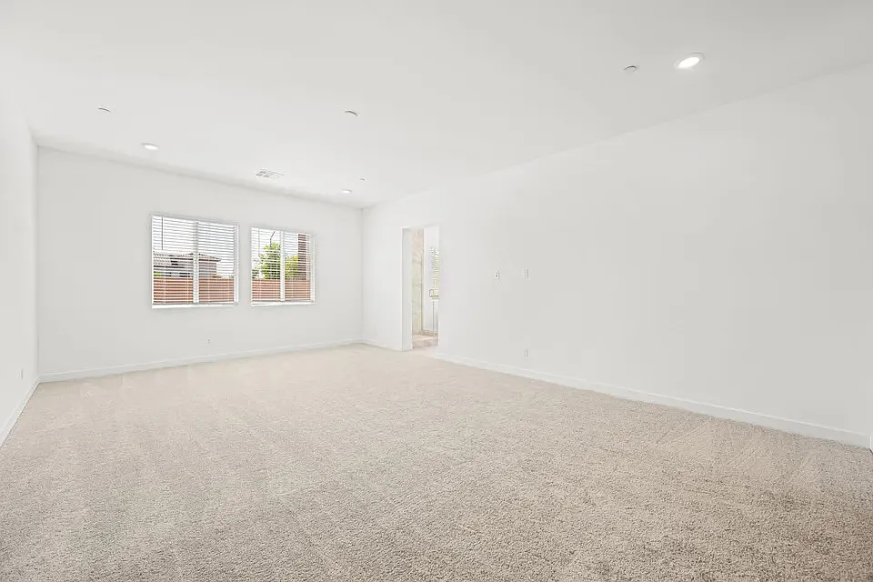 6 bed, 4.5 bath, 4237 sqft, $4,865 — Photo 2
