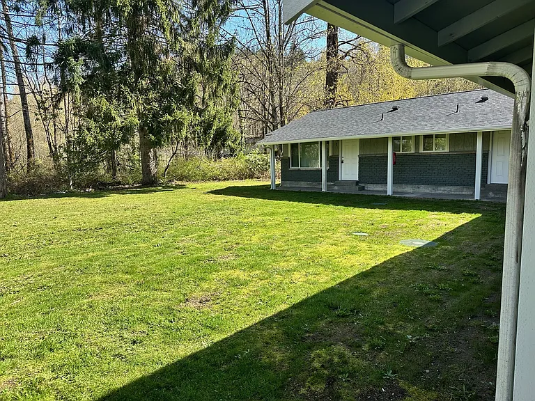Riverside Manor — Photo 11