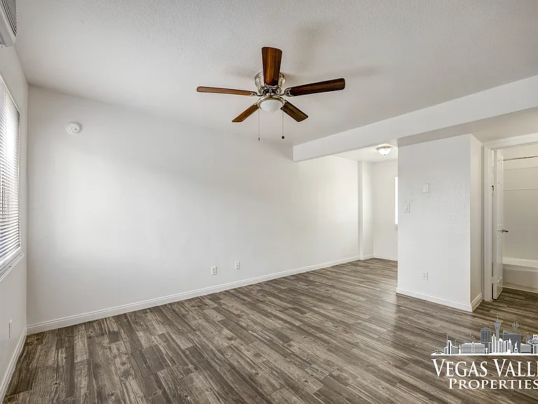 2605 Sherwood St — Photo 2