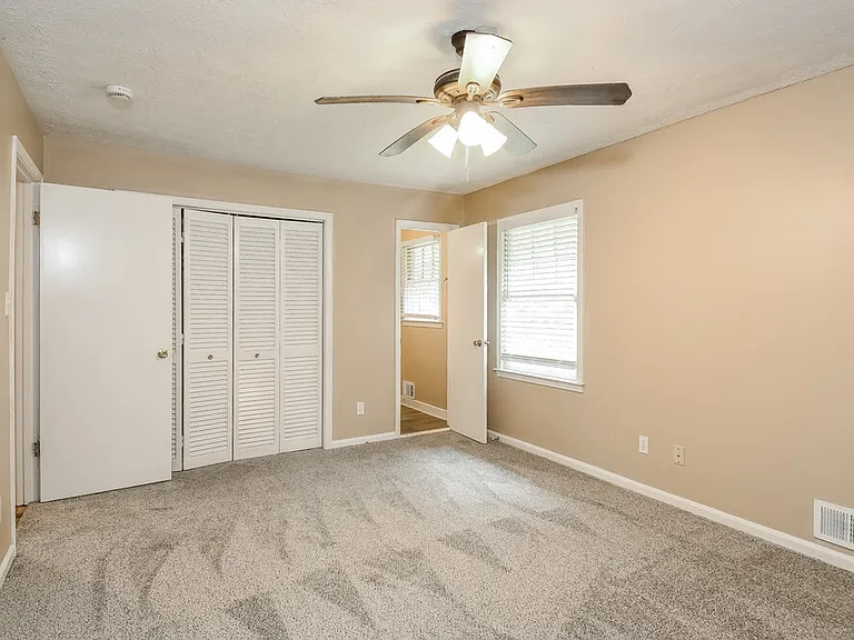 2906 Elizabeth Ln — Photo 9