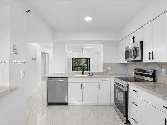 4th image of 7290 Kinghurst Dr #306