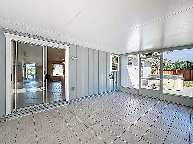 274 NE Glentry Ave — Photo 5