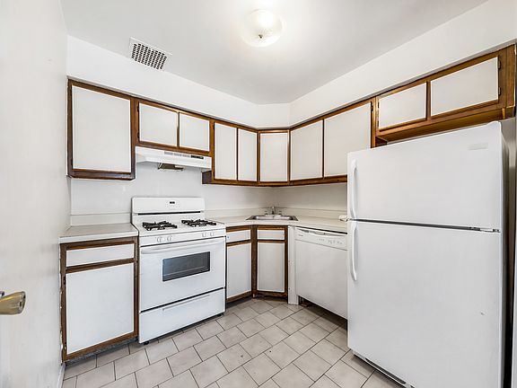 4th image of 5609 84th St APT 1F