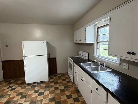 3rd image of 14590 Riley St