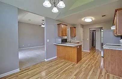 403 E Banks St — Photo 8