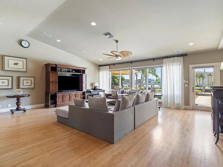 703 Royal Plaza Dr — Photo 2