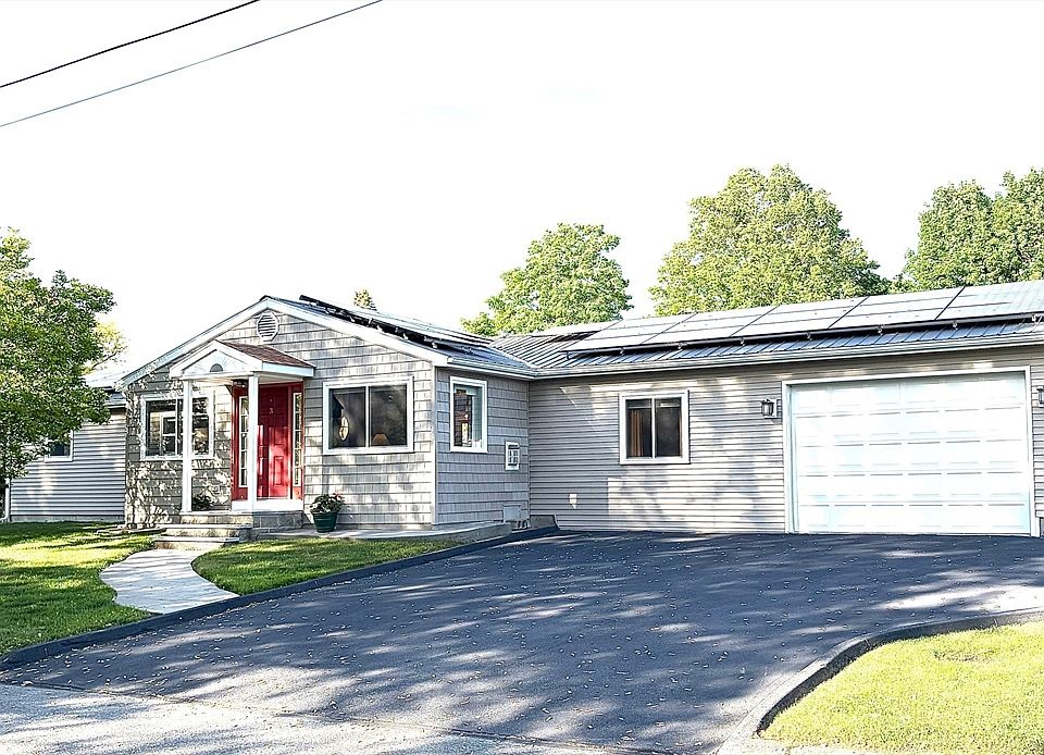 1st image of 3 Roseanne Dr