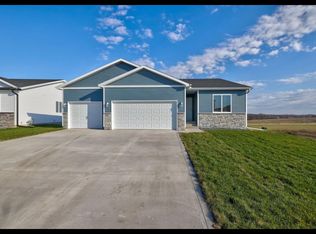 2920 Bluebell Ln, Pella, IA 50219