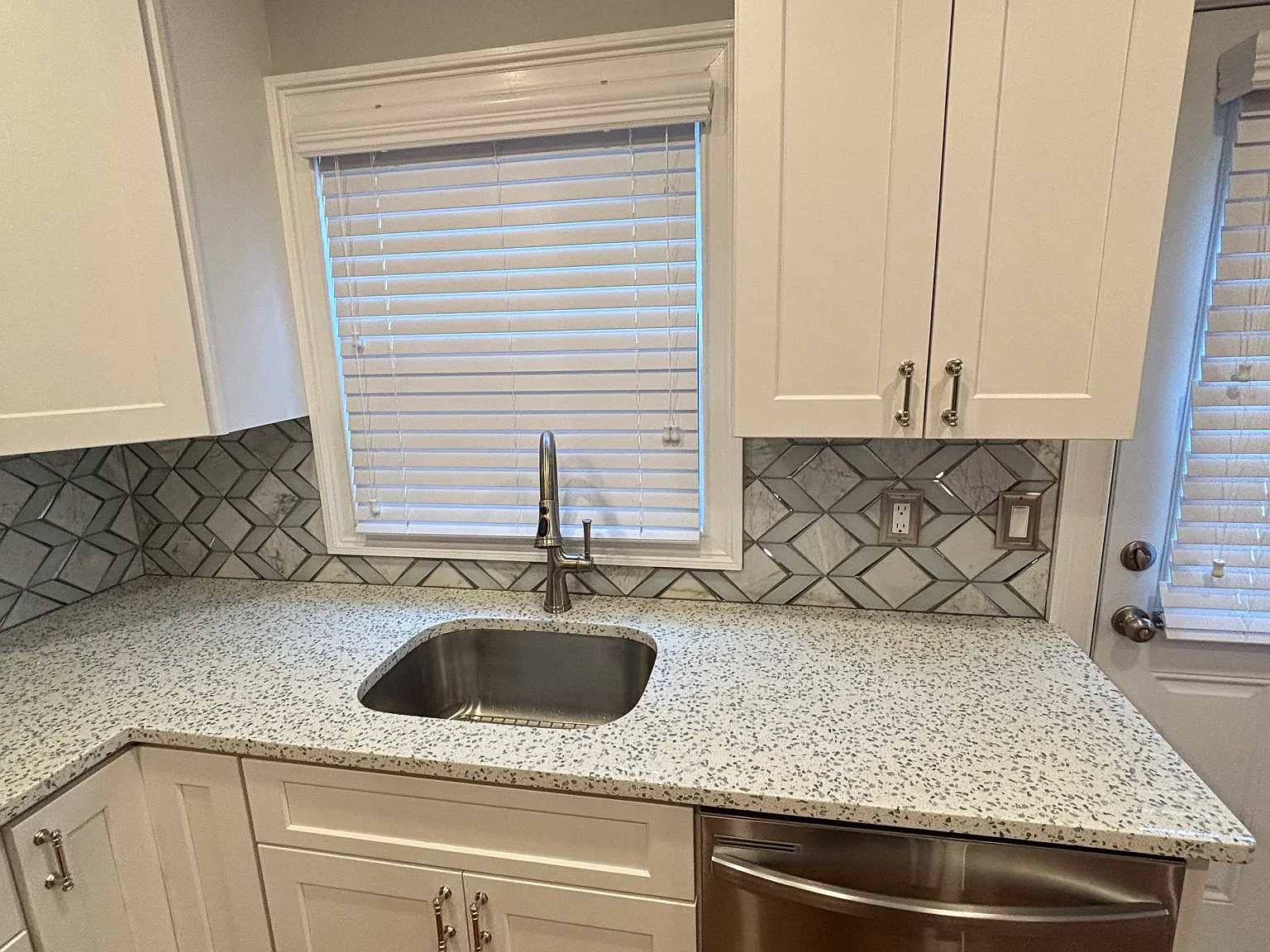 4 bed, 2.5 bath, 2100 sqft, $5,000 — Photo 4