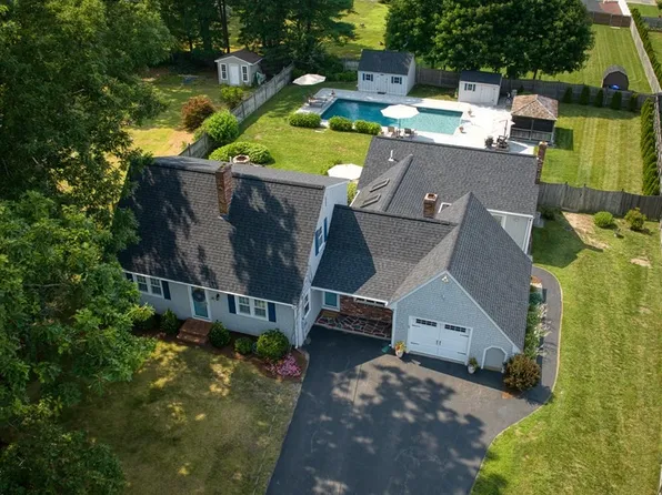 35 Sunset Dr, Taunton, MA 02780