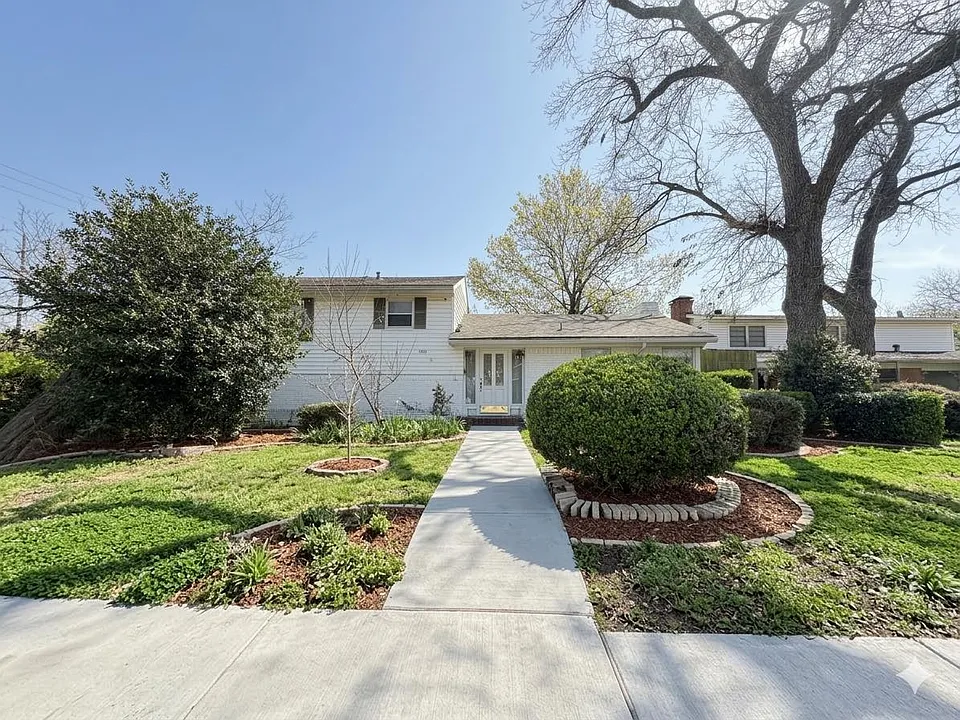 1300 Elmhurst Dr