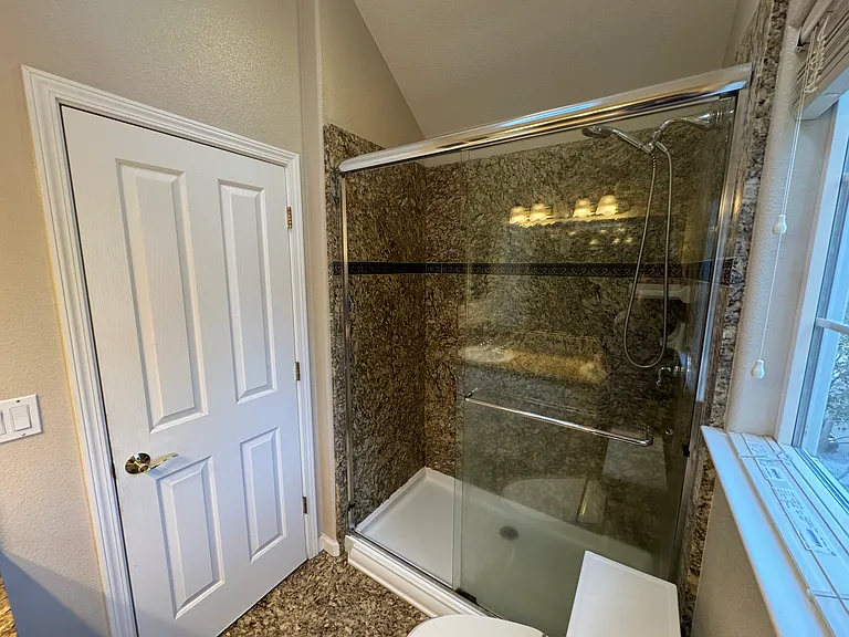 821 Moraga Dr — Photo 8