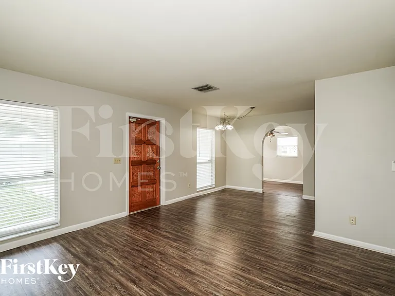 6807 S Cortez Ave — Photo 2