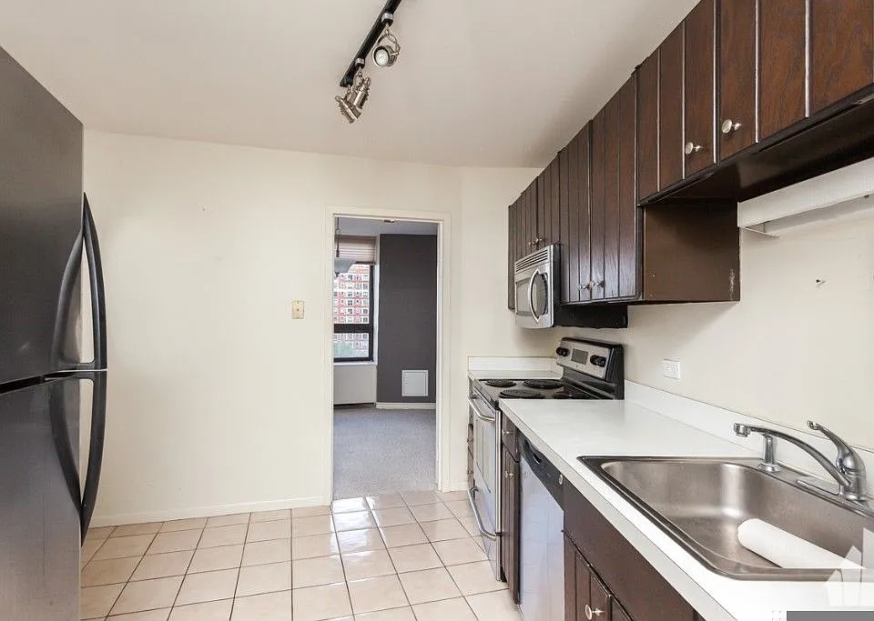 3930 N Pine Grove Ave #901