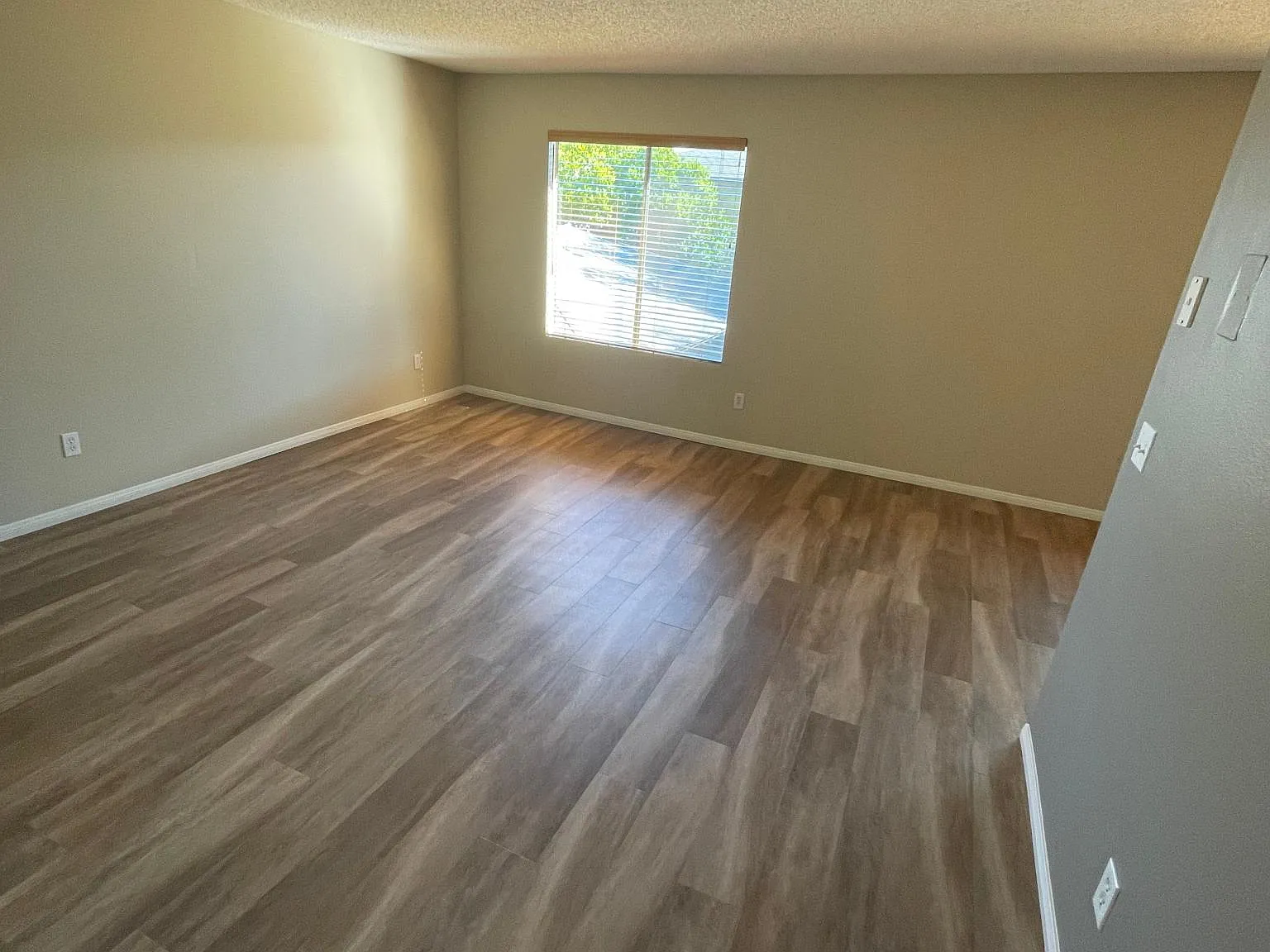 3 bed, 900 sqft, $3,150 — Photo 3