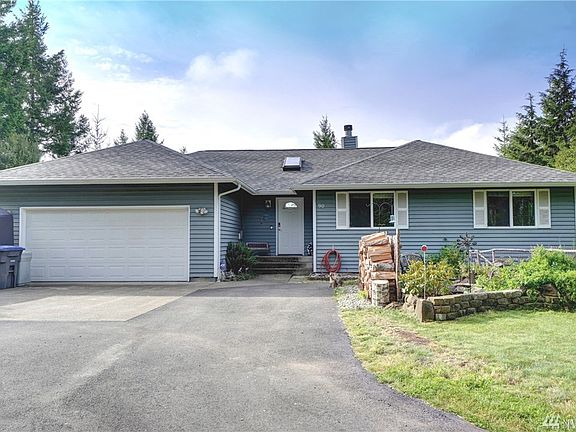 Welcome to lake living! This spacious well maintained three bedroom, three bath home is waiting for you in the community of Little Lake Nahwatzel.