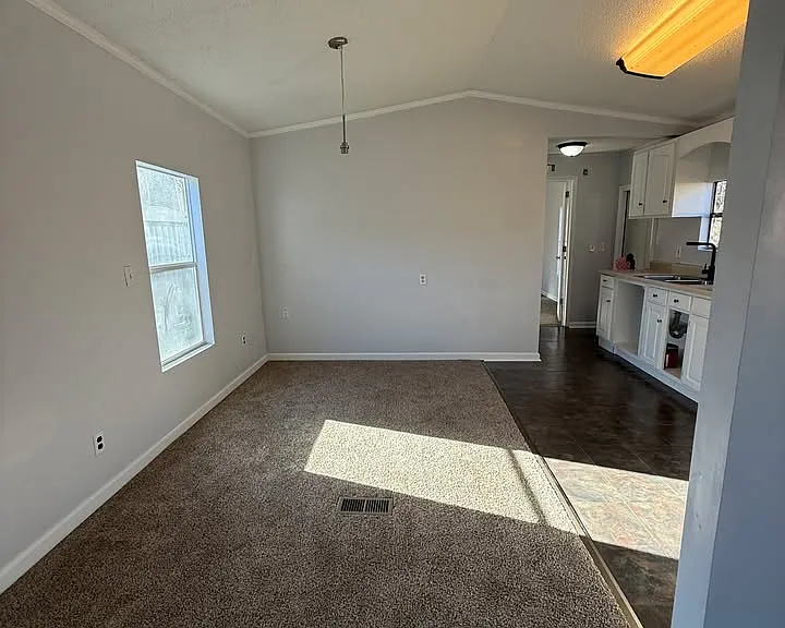 209 Roxbury Cir — Photo 2
