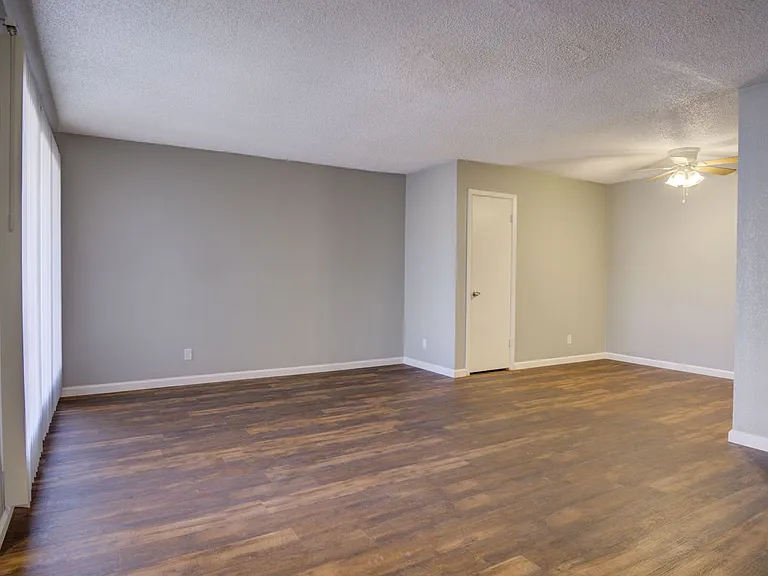 Wornall Place Apartments — Photo 3