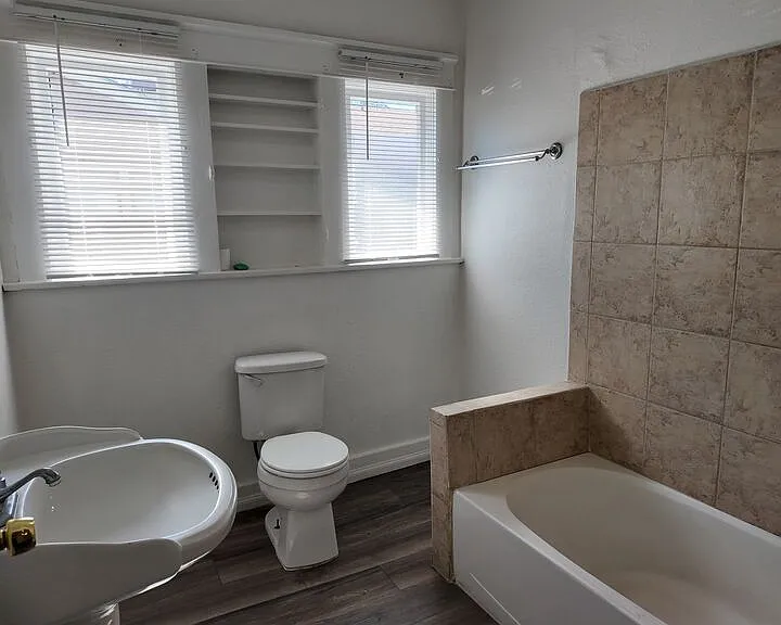 2416 Chester Ln — Photo 13