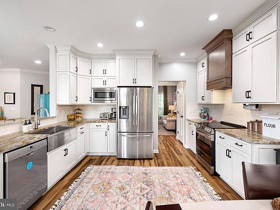 2nd image of 1095 Fairfax St