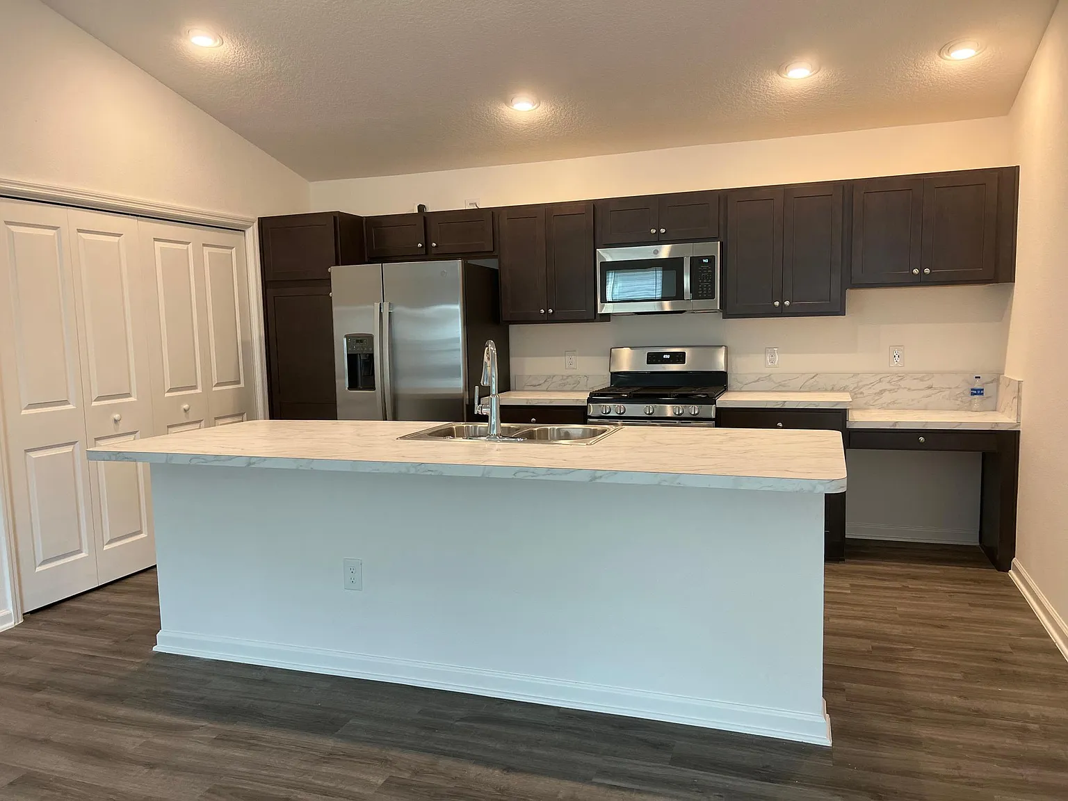 3 bed, 1460 sqft, $2,050 — Photo 2