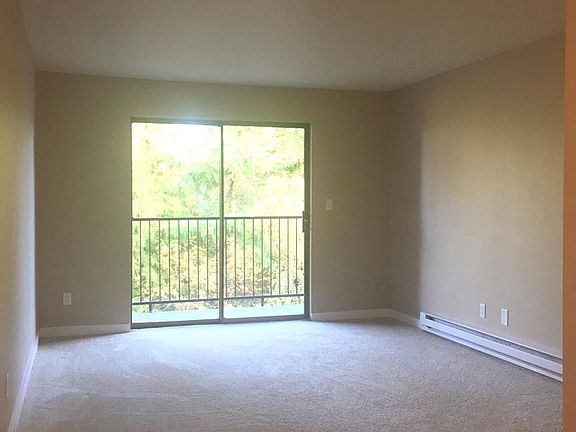Living room /New Carpet /Paint/Electrical/Heating with balcony